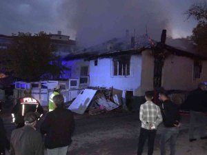 Çocuklar Evi Yaktı, Alevleri Gören Yaşlı Adamın Feryadı Yürek Burktu