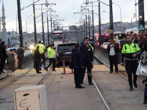 Karaköy’de Tramvay Yoluna Giren Cip Raylarda Asılı Kaldı, Tramvay Seferleri Durdu