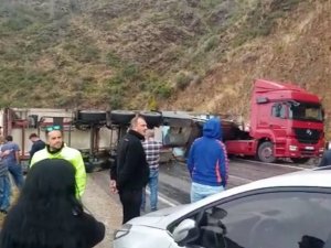Tır Devrildi, Mersin-antalya Yolu 3 Saat Ulaşıma Kapandı