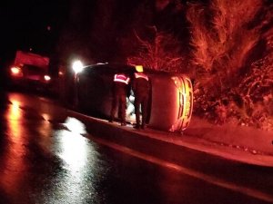 Antalya’da Hafif Ticari Araç Takla Attı: 3 Yaralı