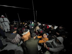 İ̇zmir Açıklarında 138 Düzensiz Göçmen Kurtarıldı, 75 Göçmen Yakalandı