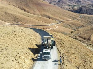 Başkale’ye 25 Kilometre Sıcak Asfalt