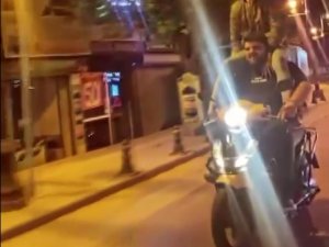 Pendik’te Motosiklet Sürücüsü Koltukta, Yolcu İse Sürücünün Omuzlarında Yolculuk Etti