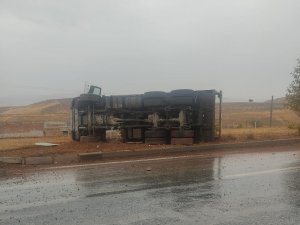 Refüje Çarpan Kamyon Devrildi: 1 Yaralı