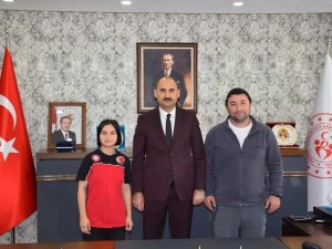 İ̇l Müdürü Özdemir, Balkan Üçüncü Olan Sporcuyu Tebrik Etti