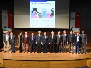 Günümüzde Gençlik Sempozyumu Düzenlendi