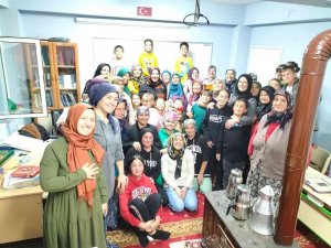 Okul Sıralarına Veliler Oturdu