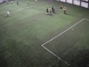 Halı Saha Boks Ringine Döndü, Kalabalık Zor Ayırdı