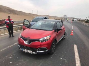 Tur Otobüsü İle Otomobil Çarpıştı: 3 Yaralı
