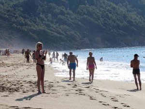 Yurtta Soğuk Hava Etkili Olurken Alanya’da Deniz Keyfi Yaptılar