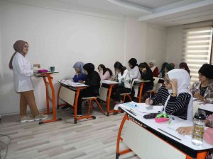 Dezavantajlı 120 Kız, Ücretsiz Hizmetlerle Üniversiteye Hazırlanıyor