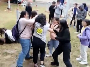 Antalya’da Kız Ortaokul Öğrencileri Saç Başa Birbirine Girdi, Arkadaşları Ayırmakta Güçlük Çekti