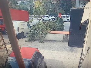 İ̇stanbul’da Kamyonet Dehşeti Kamerada: 5 Araç Pert Oldu