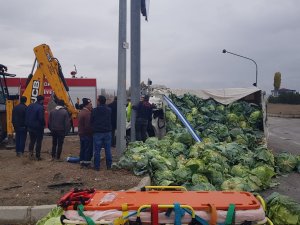 Lahana Yüklü Kamyonet İle Ticari Araç Çarpıştı: 2 Yaralı
