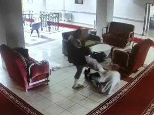 Huzurevinde Koltuk Değnekli Ve Tekmeli Kavga Kamerada