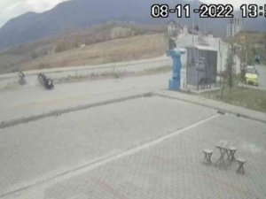 Motosiklet Sürücüsünün Ölümden Döndüğü Anlar Güvenlik Kamerasına Yansıdı