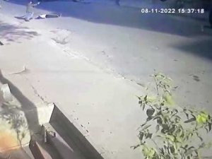 Esenyurt’ta Sokak Ortasında Silahlı Çatışma Anları Kamerada