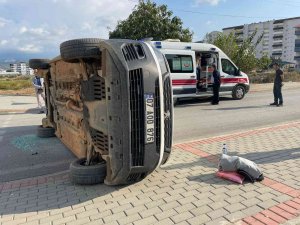 Devrilen Aracın Sürücüsü Hafif Sıyrıklarla Kurtuldu