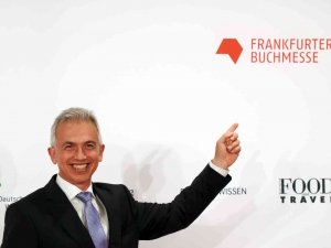 Eşine Torpil Yapmakla Suçlanan Frankfurt Belediye Başkanı Referandumla Görevden Alındı