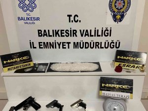 Balıkesir’de Uyuşturucu Baskınında 13 Gözaltı