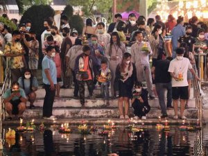 Tayland’daki Loy Krathong Festivali Renkli Görüntülere Sahne Oldu