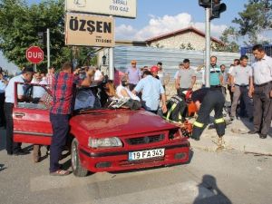 Otomobil Kamyona Çarptı: 1 Ölü, 1 Yaralı