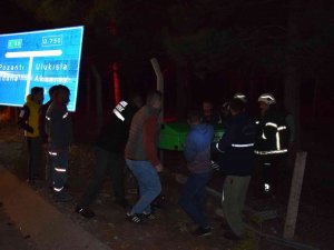Adana’da Elma Yüklü Kamyon Fabrika Bahçesine Uçtu, Sürücü Hayatını Kaybetti