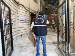 Fatih’te Metruk Gecekonduda İnsan Kafatası Ve Kemikleri Bulundu