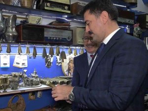 Osmanlı’dan Günümüze Kadar Ulaşan Yüzlerce Antikayı İş Yerinde Sergiliyor