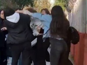 Lise Önünde Kızların Saç Saça Baş Başa Kavgası Kamerada