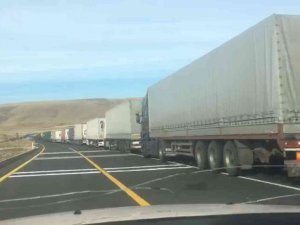 Çıldır-aktaş Gümrük Kapısı’nda Tır Kuyruğu Bitmiyor