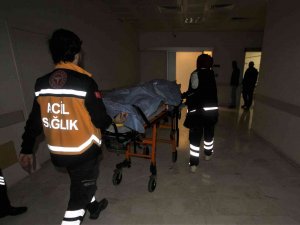 Evinin Önünde Bıçaklanan Kişi Hastaneye Kaldırıldı