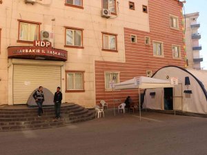 Engelli Çocuğunu Evde Bırakan Anne Dağda Olan Çocuğu İçin Evlat Nöbetini Sürdürüyor