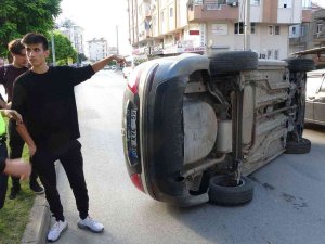 Park Halindeki Araca Çarpan Otomobil Takla Attı: 3 Yaralı
