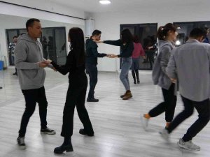 Afgan Göçmen Gündüz Terzilik, Akşam İse Dans Eğitmenliği Yapıyor