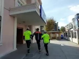 Pendik’te Motosiklet Sürücüsünün Omzunda Yolculuk Eden Kişi İle Sürücüye Bin 15 Tl Ceza