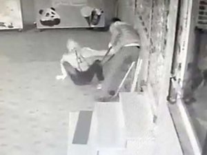 Arnavutköy’de Sakar Hırsızlar Böyle Görüntülendi; Biri Düştü, Diğerleri Açamadıkları Kapı İçin Kavga Edince Yakalanma Eşiğine Geldi