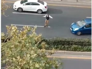 Trafiği Umursamayıp Yol Ortasında Göbek Attı