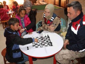 Jandarma Görevlileri Köy Öğrencileriyle Zaman Geçirdi