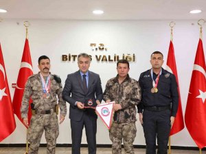 Vali Çağatay, Dereceye Giren Kick Boksçu Polisleri Kabul Etti