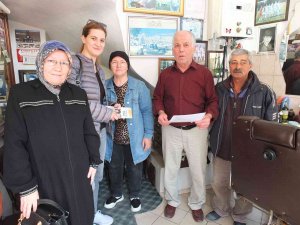 Burhaniye’de Ak Parti Kadın Kolları Yönetimi Esnafları Ziyaret Etti