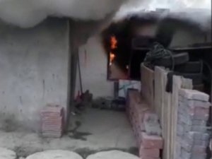 Sultangazi’de Madde Bağımlıları Kaldıkları Barakayı Yakıp Kaçtı