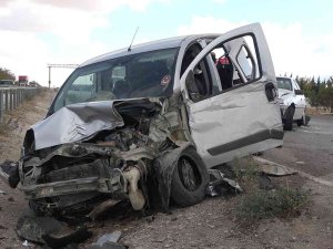 Kaza Yapan Araçlara Çarpmamak İçin Bariyerlere Daldı: 2’si Çocuk 5 Yaralı