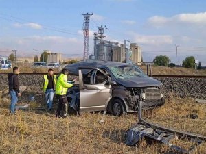 Yolcu Treni Minibüse Çarptı: 2 Yaralı
