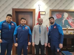 Gösteri Yapmak İçin Geldikleri İlçeyi Dünyada Temsil Ediyorlar