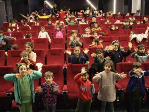 Çocuklar Dijital Sinemada Doru Çizgi Filmini İzledi
