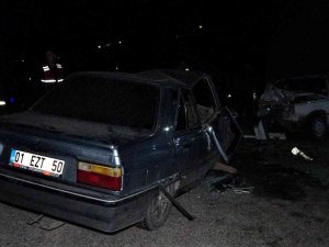 Otomobiller Kafa Kafaya Çarpıştı: 2 Ölü, 5 Yaralı