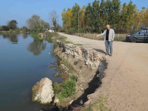 3 Mahallenin Bağlantısını Sağlayan Yolun Yarısını Nehir Yuttu