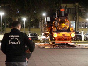 Polonyalı Turistin Tarihi Lokomotife Koyduğu Çanta Ekipleri Alarma Geçirdi