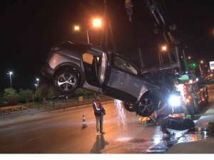 Kazaya Karışan Otomobiller Köprü Korkuluklarını Kırarak Dereye Uçtu: Mahsur Kalan 4 Kişiyi İtfaiye Ekipleri Kurtardı